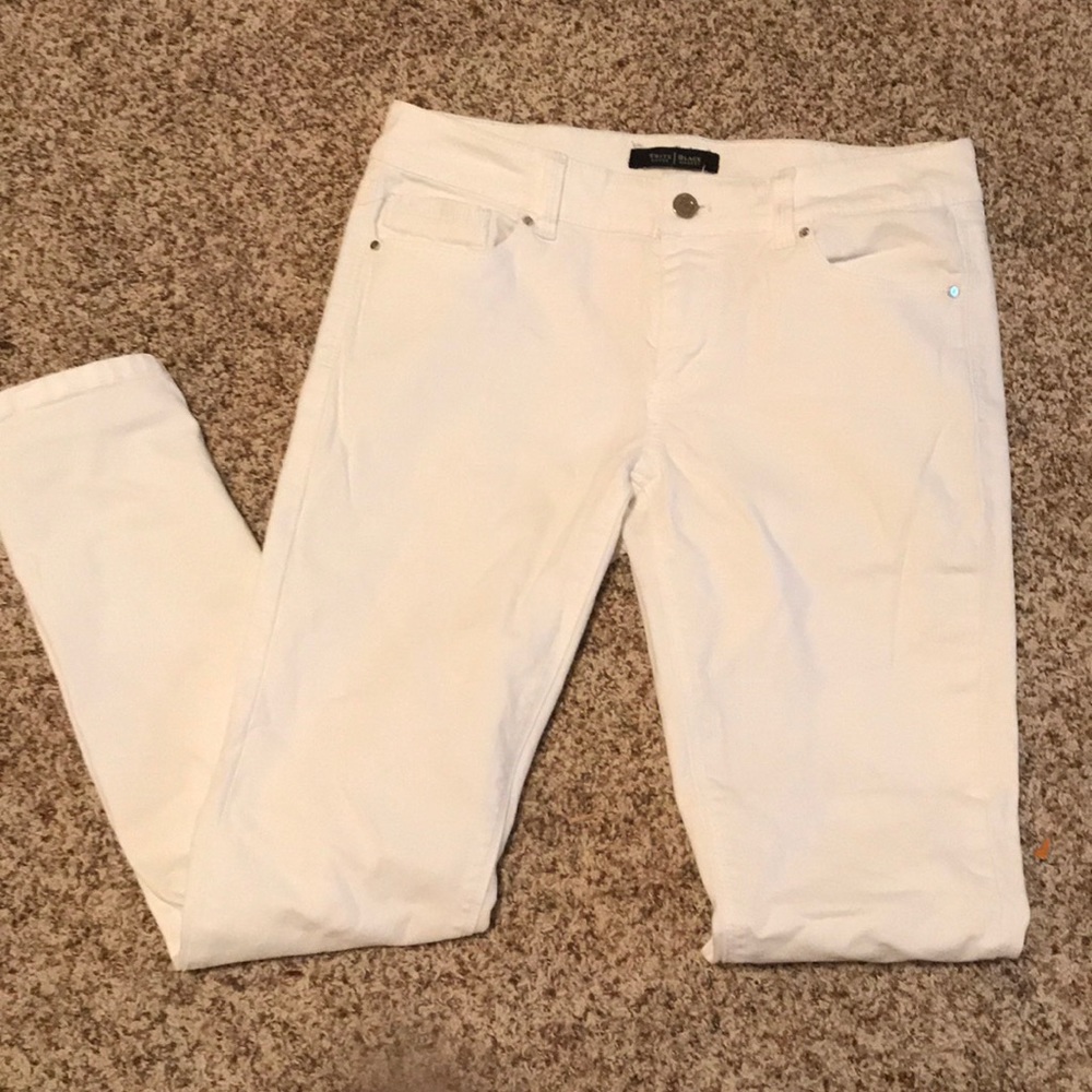 White, slim ankle skinny jeans